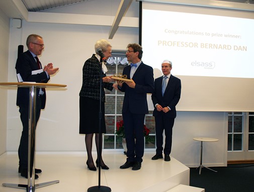 Prinsesse Benedikte overrækker pris.