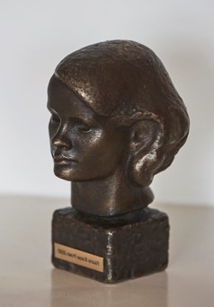 Buste af Helene Elsass.