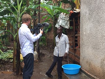 Filmoptagelse i Uganda.