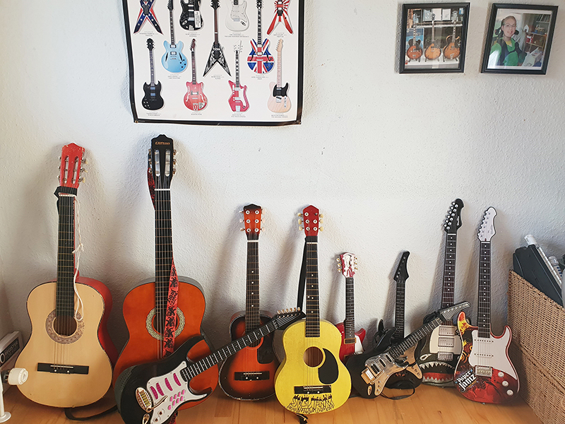 Andreas har 100 guitarer