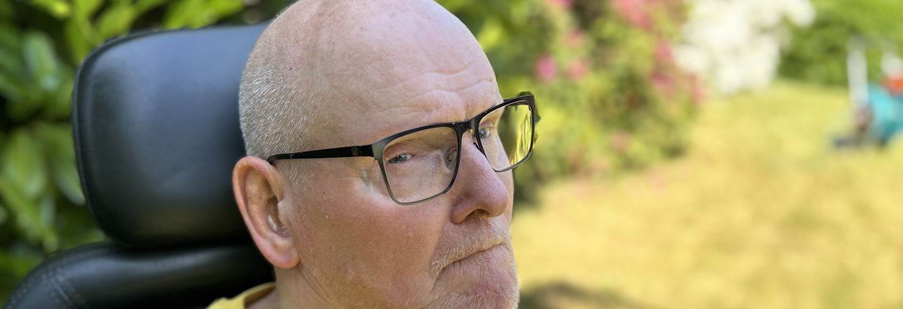 Fik bundet fødderne sammen og frataget sin medicin