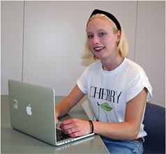 Anna Sterlie ved sin computer.